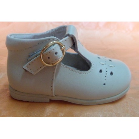 Zapatos pepitos de piel para bebés con hebilla en color Beige.