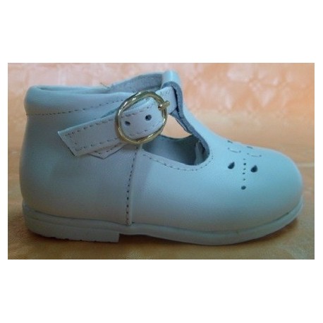 Zapatos pepitos blancos de piel para bebés con hebilla.